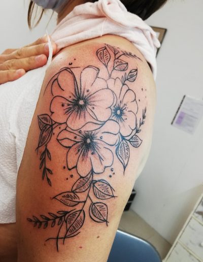 tatouage avec 3 fleurs en noir et blanc so-tattoo les essarts 85