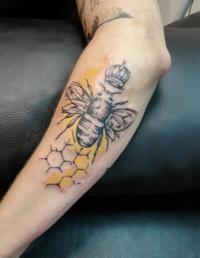 tatouage avec abeille et ruche aquarelle so-tattoo les essarts 85
