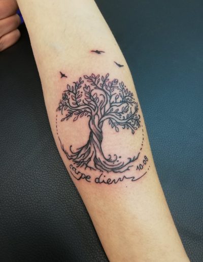 tatouage arbre de vie noir et message so-tattoo les essarts 85