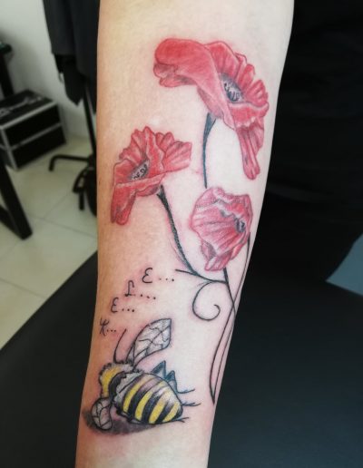 tatouage 3 coquelicots et abeille so-tattoo les essarts 85