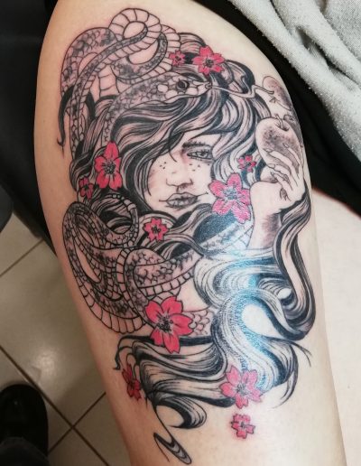 tatouage tête de femme avec serpent so-tattoo les essarts 85