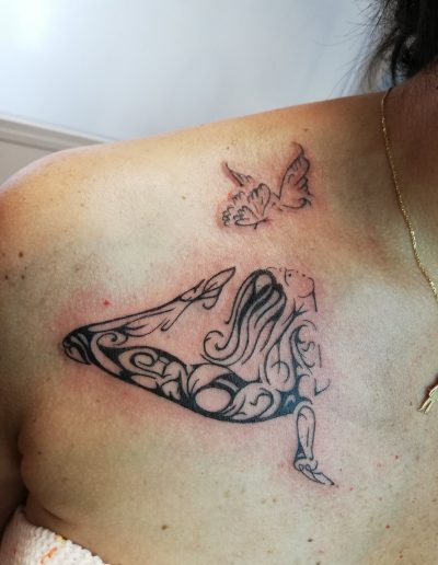 tatouage tribal femme en noir et blanc so-tattoo les essarts 85