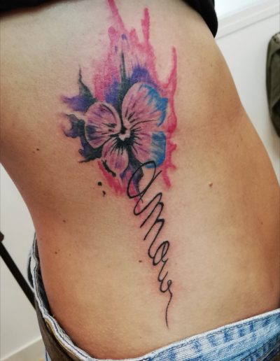 tatouage avec fleur aquarelle et texte so-tattoo les essarts 85