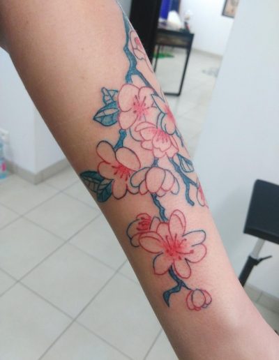 tatouage avec fleurs de cerisier so-tattoo les essarts 85
