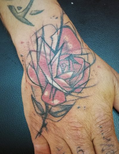 tatouage rose sur main so-tattoo les essarts 85