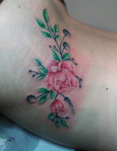 tatouage avec fleurs rose so-tattoo les essarts 85