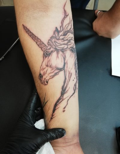 tatouage avec licorne en noir et blanc so-tattoo les essarts 85