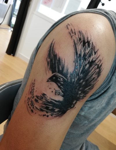 tatouage corbeaux destructuré en noir et blanc so-tattoo les essarts 85