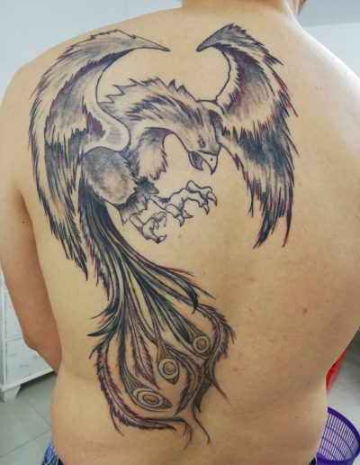 tatouage avec Phoenix en noir et blanc so-tattoo les essarts 85
