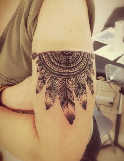 tatouage avec plumes indien en noir et blanc so-tattoo les essarts 85