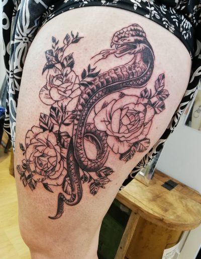tatouage serpent et fleurs en noir et blanc so-tattoo les essarts 85