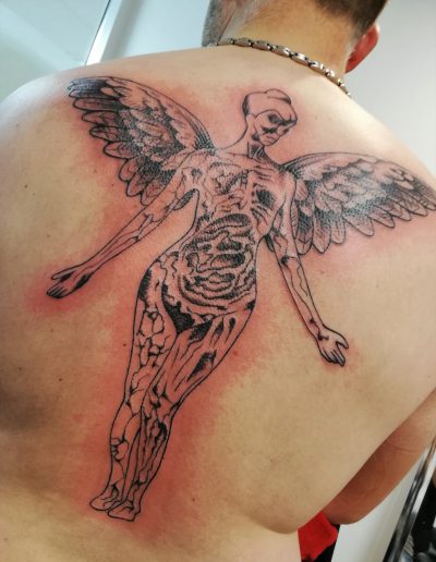 tatouage nirvana-ange déchiré en noir et blanc so-tattoo les essarts 85