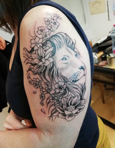 tatouage avec tête de lion noir et blanc so-tattoo les essarts 85
