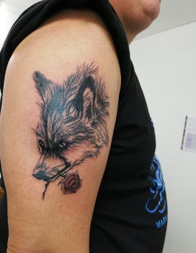 tatouage tête de loup noir et blanc so-tattoo les essarts 85