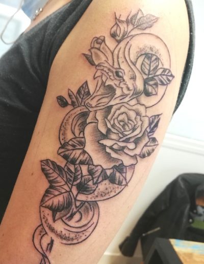 tatouage serpent et roses so tattoo les essarts 85