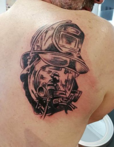 tatouage pompier reflet casque pompier so tattoo les essarts 85