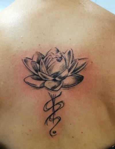 tatouage fleur dos so tattoo les essarts 85