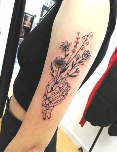 tatouage main squelette et fleur so tattoo les essarts 85