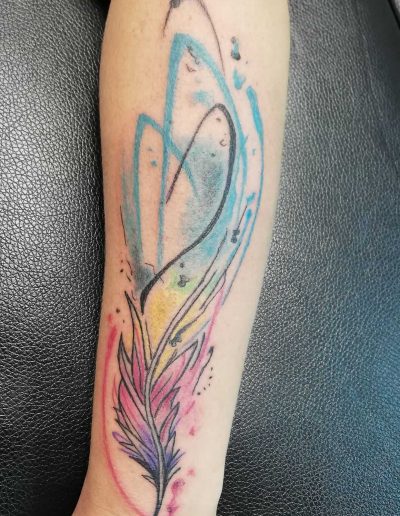 tatouage plume aquarelle so tattoo les essarts 85