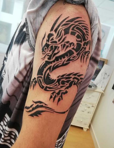 tatouage tribal dragon so tattoo les essarts 85