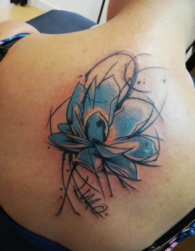 tatouage fleur bleu so tattoo les essarts 85