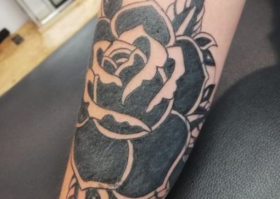 recouvrement après fleur rose noir so tattoo les essarts 85