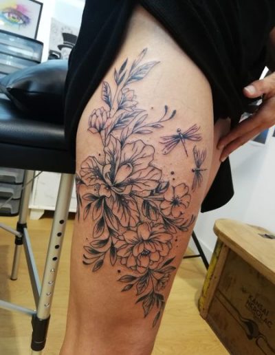 tatouage fleurs et libellules so tattoo les essarts 85