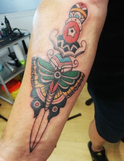 tatouage poignard et papillon so tattoo les essarts 85