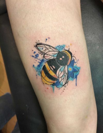 tatouage abeille couleur so tattoo les essarts 85