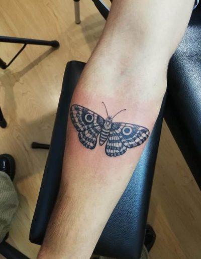 tatouage papillon de nuit so tattoo les essarts 85