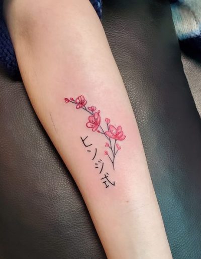 tatouage fleur de cerisier et phrase japonaise so tattoo les essarts 85