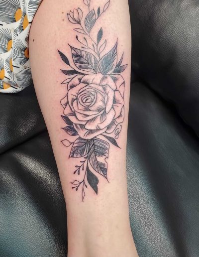 tattoo rose fleur noir so tattoo les essarts 85
