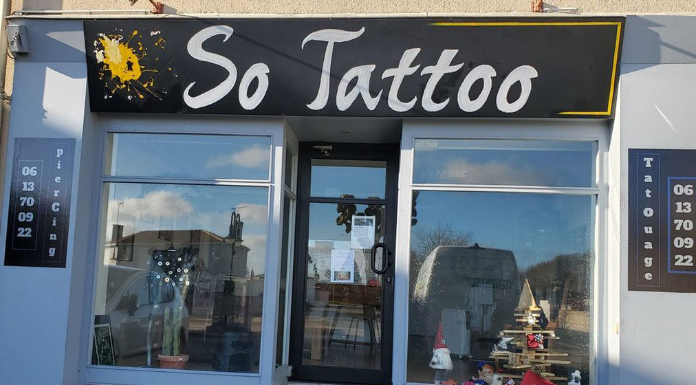 Devanture adresse salon so-tattoo les essarts 85 en vendée